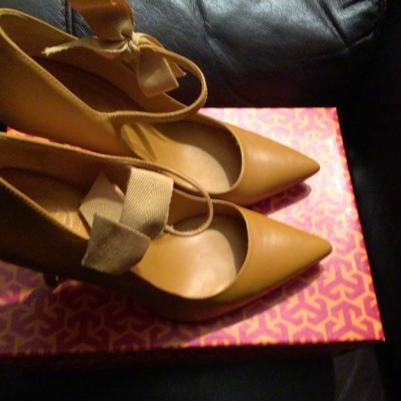 Tory Burch Golden Yellow High Heel Pump - Picture 4 of 8